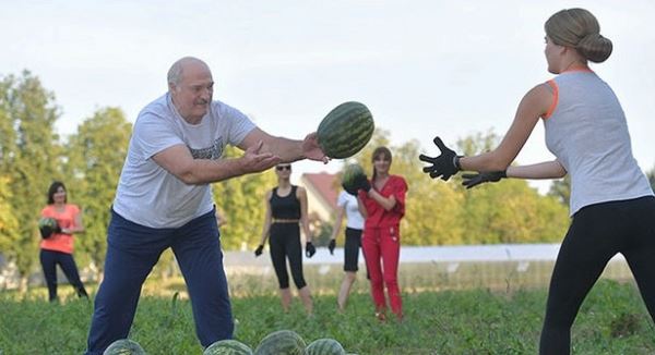 <br />
Лукашенко начал собирать арбузы после встречи с Болтоном<br />
