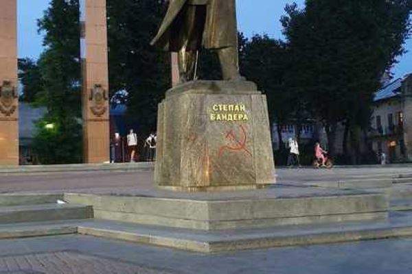 <br />
Во Львове разрисовали памятник Бандере<br />
