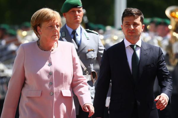 <br />
Меркель и Зеленский обсудили по телефону ситуацию в Донбассе<br />
