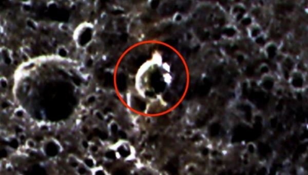 Два черных НЛО заметили в кратере Марса