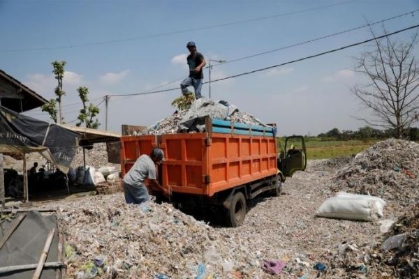 <br />
							Индонезийская деревня выживает за счет импортного мусора (26 фото)
<p>					