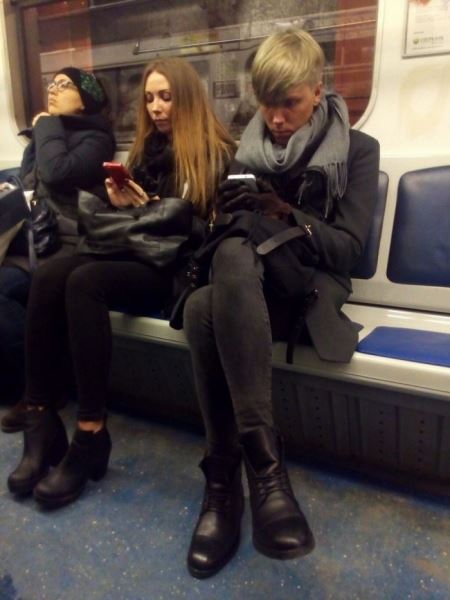 <br />
							Стиляги в метро (30 фото)
<p>					