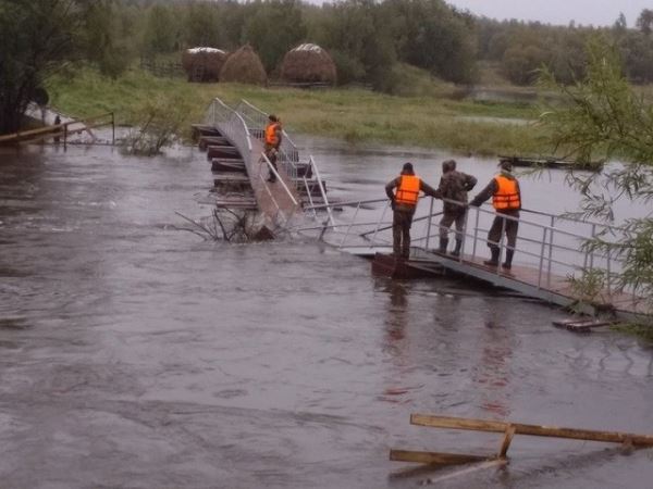 <br />
							На Урале мост, который жители ждали в течение 2 лет сломался (4 фото)
<p>					