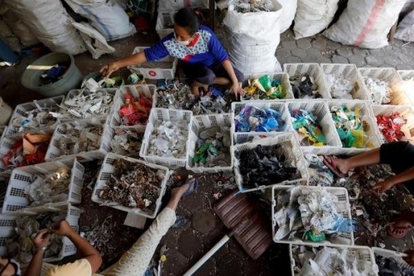 <br />
							Индонезийская деревня выживает за счет импортного мусора (26 фото)
<p>					
